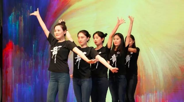 公司舉行圓夢藝術(shù)團(tuán)成立大會暨首批節(jié)目展演4.jpg 公司舉行圓夢藝術(shù)團(tuán)成立大會暨首批節(jié)目展演4.jpg