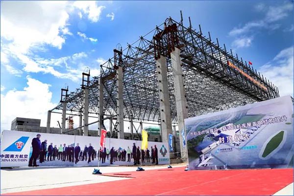 6-貴航生產(chǎn)保障區(qū)一期項(xiàng)目1號(hào)機(jī)庫鋼結(jié)構(gòu)屋架成功“升頂”.jpg 6-貴航生產(chǎn)保障區(qū)一期項(xiàng)目1號(hào)機(jī)庫鋼結(jié)構(gòu)屋架成功“升頂”.jpg